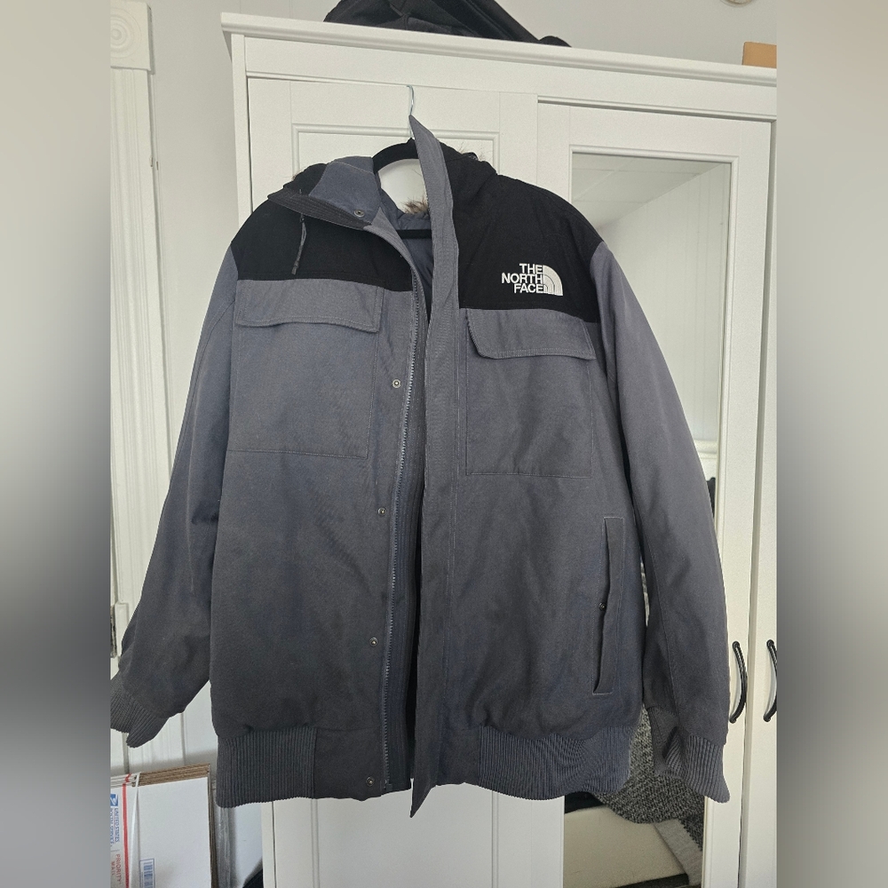 The North Face Men's Two-Tone Gray and Black Puffer Jacket